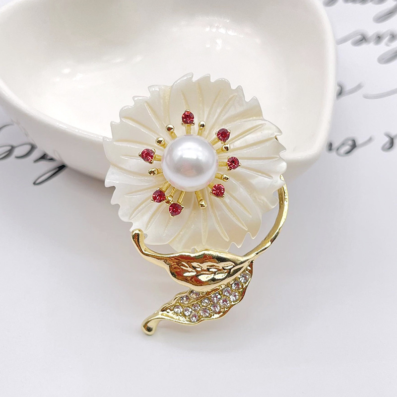 Shell flower brooch female fashion luxur...