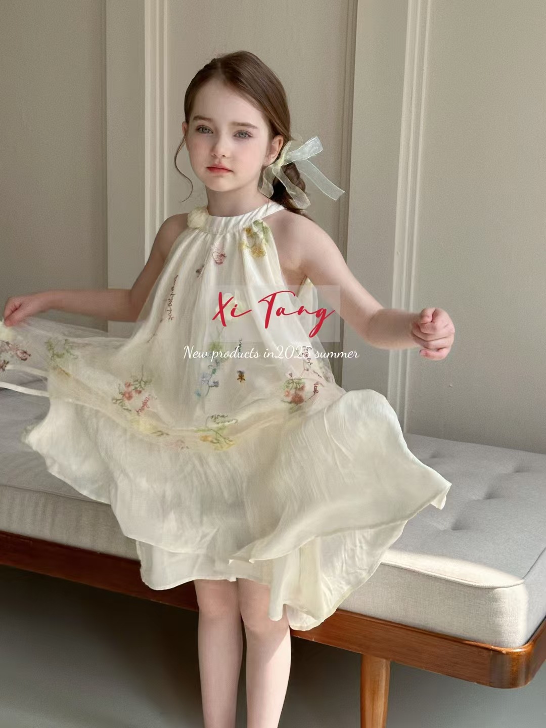 Abito bambina con scollo all'americana in tulle e ricami_voghion.com