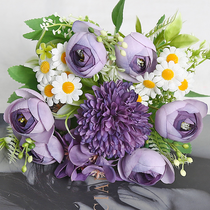 진한 보라색 새 차 봉오리 조합