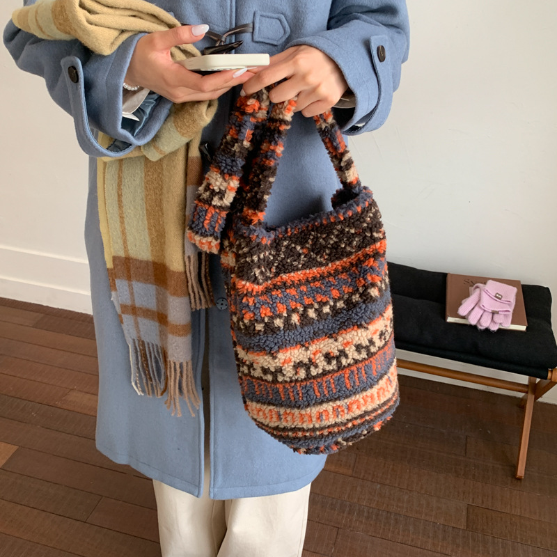 Otoño y invierno lindos bolsos de cordero para mujeres 2025 nueva moda flor bolsos de balde de gran capacidad bolsos de peluche