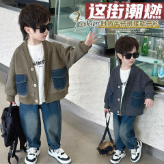 男の子の春のデニムのカーディガンのセット2025新型の子供の格好いいファッションの2つのセットの子供の服はクールです。