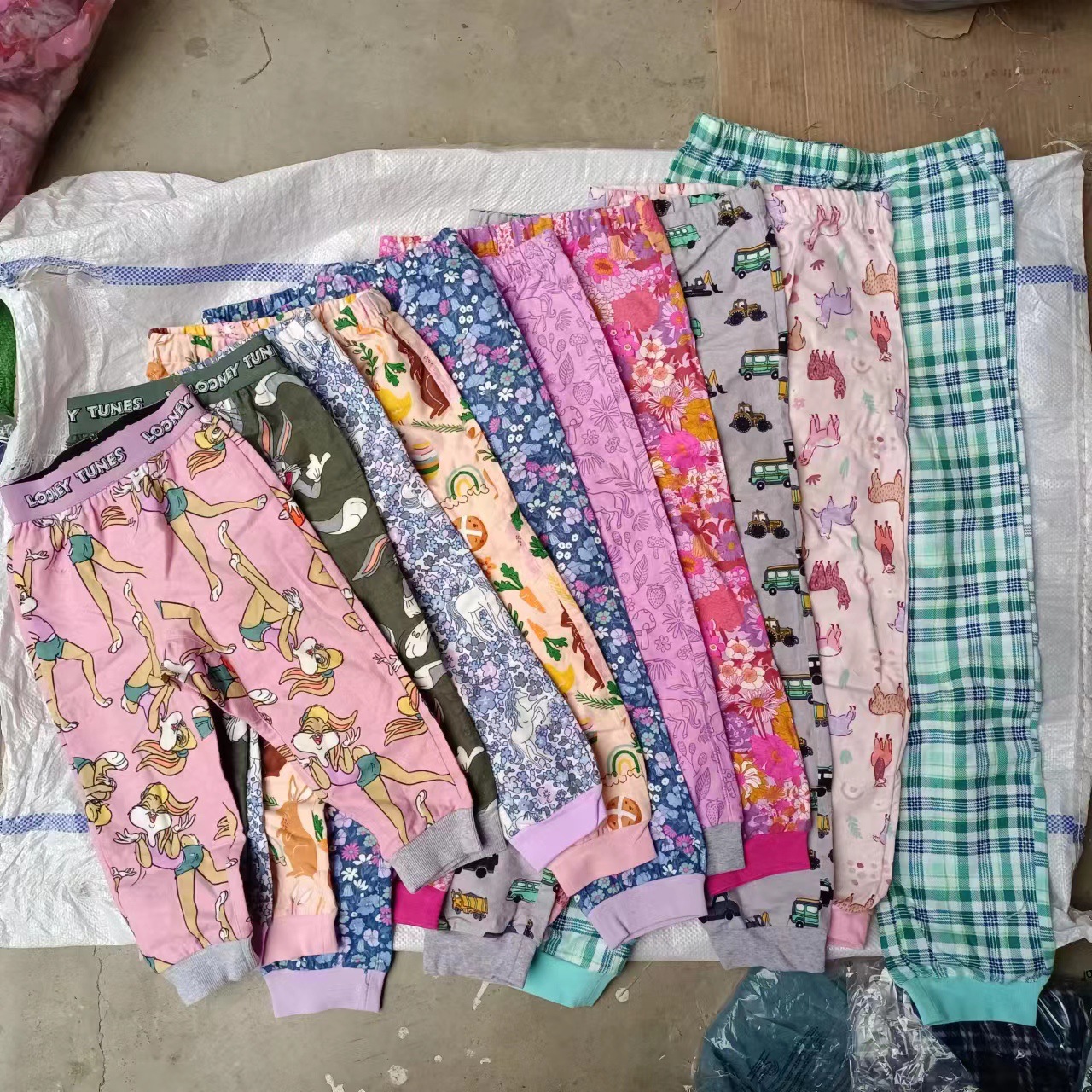 Ropa para niños europeos y americanos solteros grandes niños 23 nuevos hombres y mujeres de algodón de dibujos animados pantalones de franela pantalones de pijama image 1