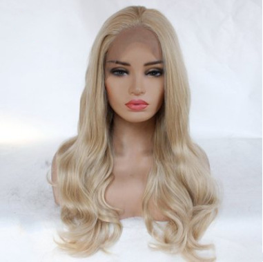 Mayorista estilo euroamericano oro claro inclinado pelucas ondas de fibra química delantera encaje medio tejido mano cubierta de cabeza LW0098