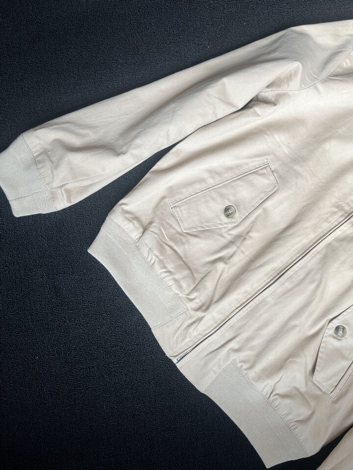 Áo khoác jacket nam cổ bẻ khóa kéo thêu hình ngựa nhỏ, dài tay, phong cách tối giản — Màu kaki chi tiết 3