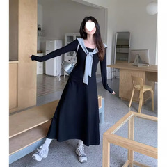 秋の新型の黒いワンピースの女性2024は腰を収めてやせている長袖の韓国版の赫本の気質の高級な中で長いスカートを現します。
