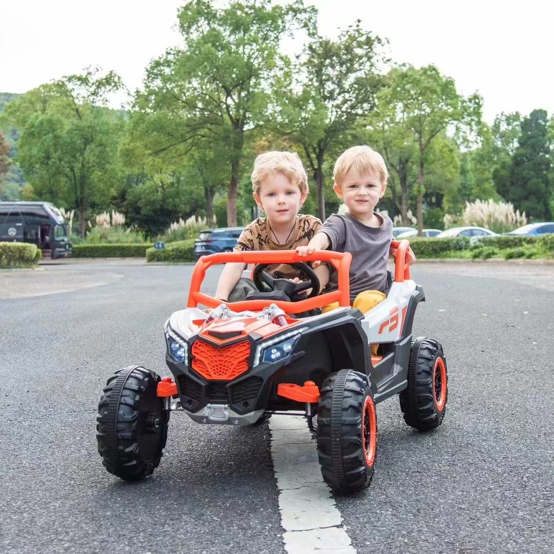 Nuevo coche eléctrico todoterreno de cuatro ruedas para niños de doble asiento para niños juguetes de control remoto coche de apoyo al comercio exterior
