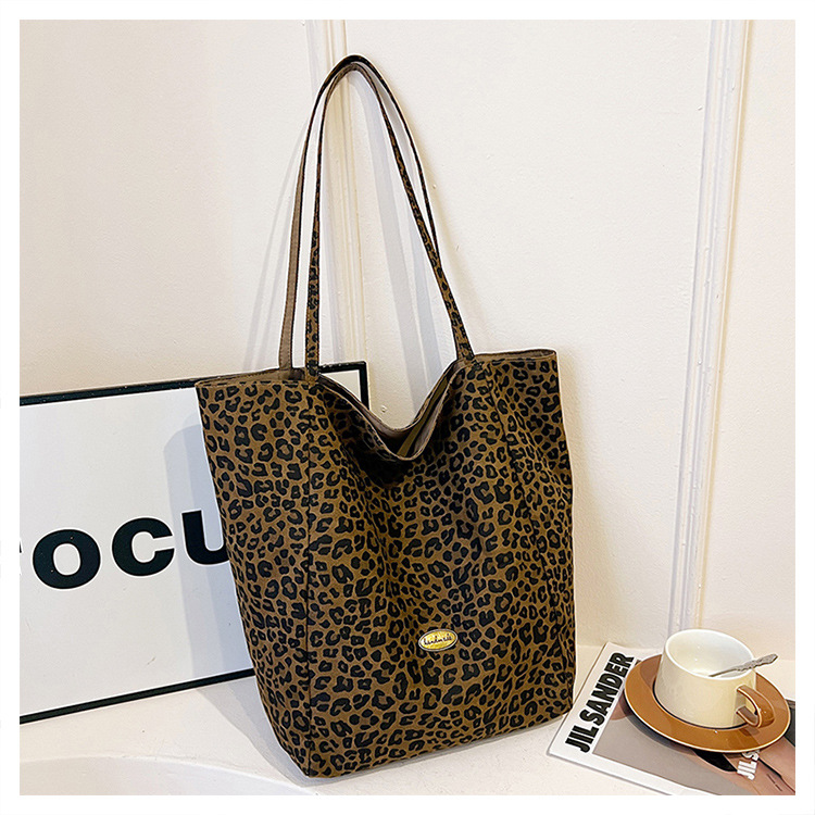 Doppelseitige Canvas-Tragetasche mit Leopardenmuster, große Kapazität, Damen-Umhängetasche im College-Stil, lässige Handtasche im City-Stil, Pendler-Tasche – Detail 26