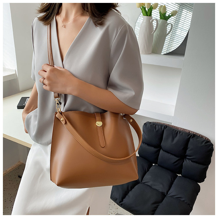 Lumière De Luxe Souple En Cuir Seau Sac Grande Capacité Totes 2021 Nouveau À La Mode Simple Épaule Messenger Sac Pour Femmes D'été display picture 5