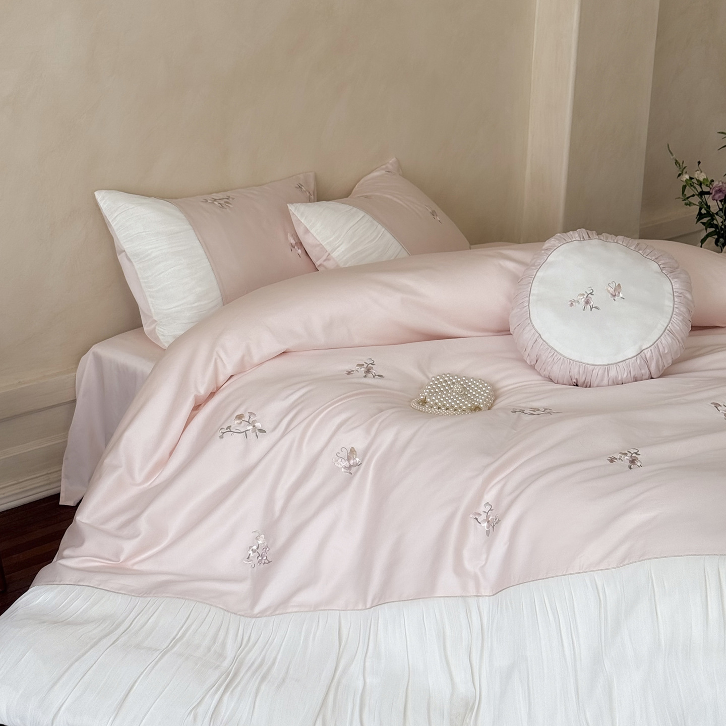 Elegant Embroidered Four-piece Cotton Bedding Set For Bedroom_voghion.com