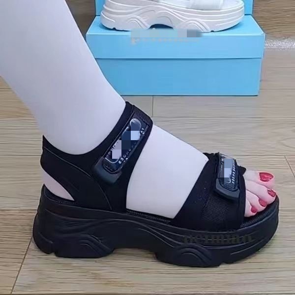 Sandálias de fondo suave para mujeres 2026 verano nuevo muffin anti-deslizante casual versátil velcro zapatos de playa