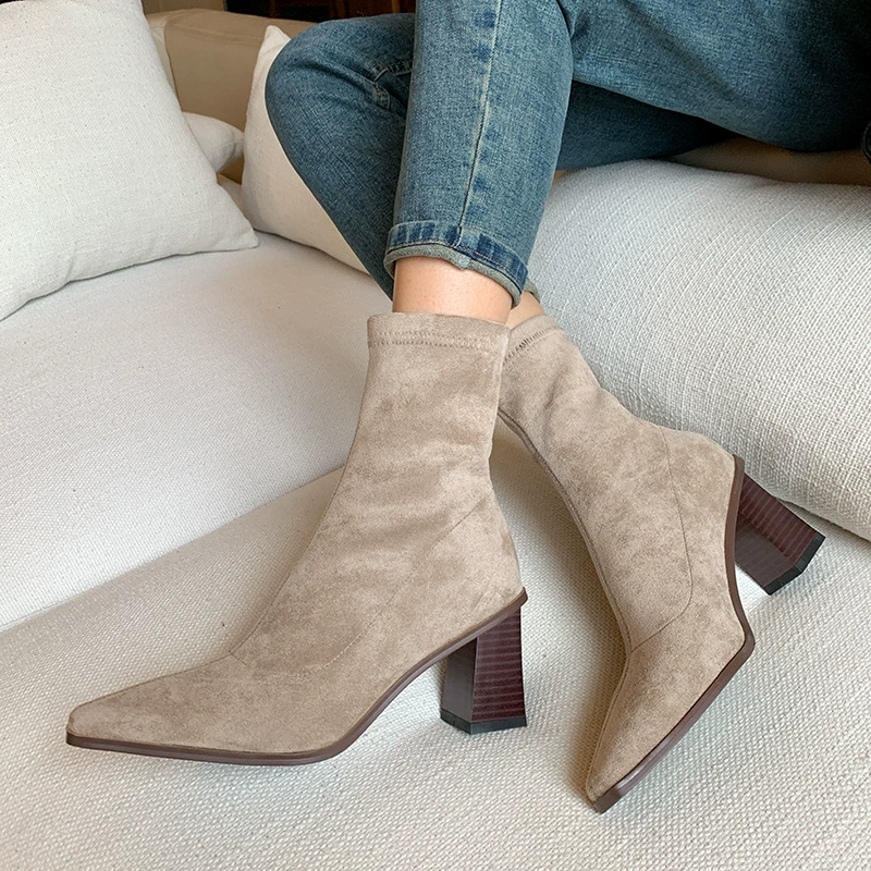 Qiumier деревянные узоры на толстом каблуке короткие сапоги женские каблуки замши пригородной тонких сапоги простой эластичный сапоги большого размера