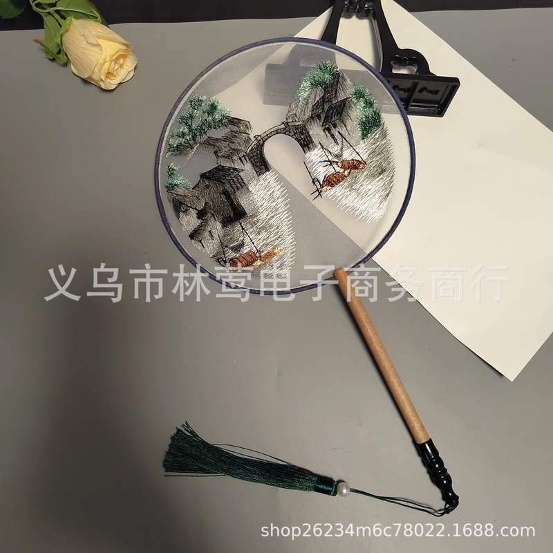 両面のシルクの刺繍の透明な漢服のチャイナドレスは写真を撮ります。|undefined