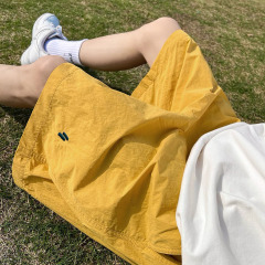 夏の薄いタイプの半ズボンの男性のカジュアルなズボンのまっすぐな筒はゆったりしています。