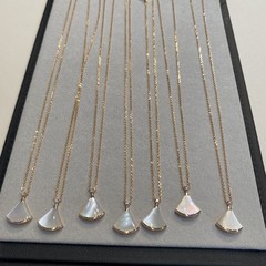v ゴールドハイバージョンスカートネックレス夏の女性のハイエンド扇形 18k ローズゴールド多用途ホワイトマザーオブパール鎖骨チェーン