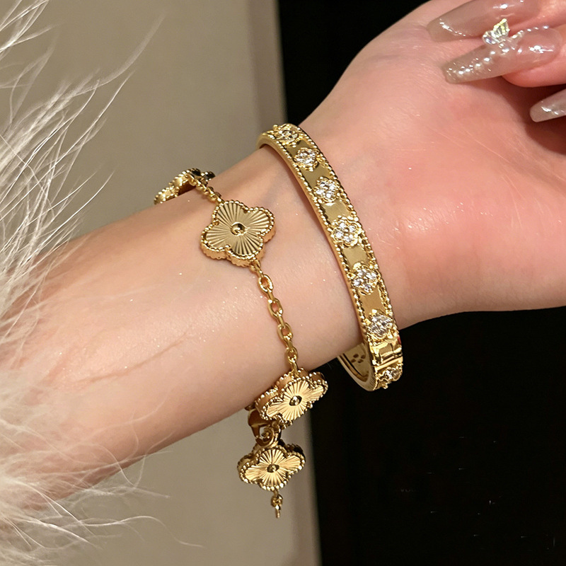Sweet Golden Four-Leaf Clover Bracelet, Laser Kaleidoscope Design, Light Luxury Sparkling Diamond, High-End Stainless Steel Jewelry, Dropshipping