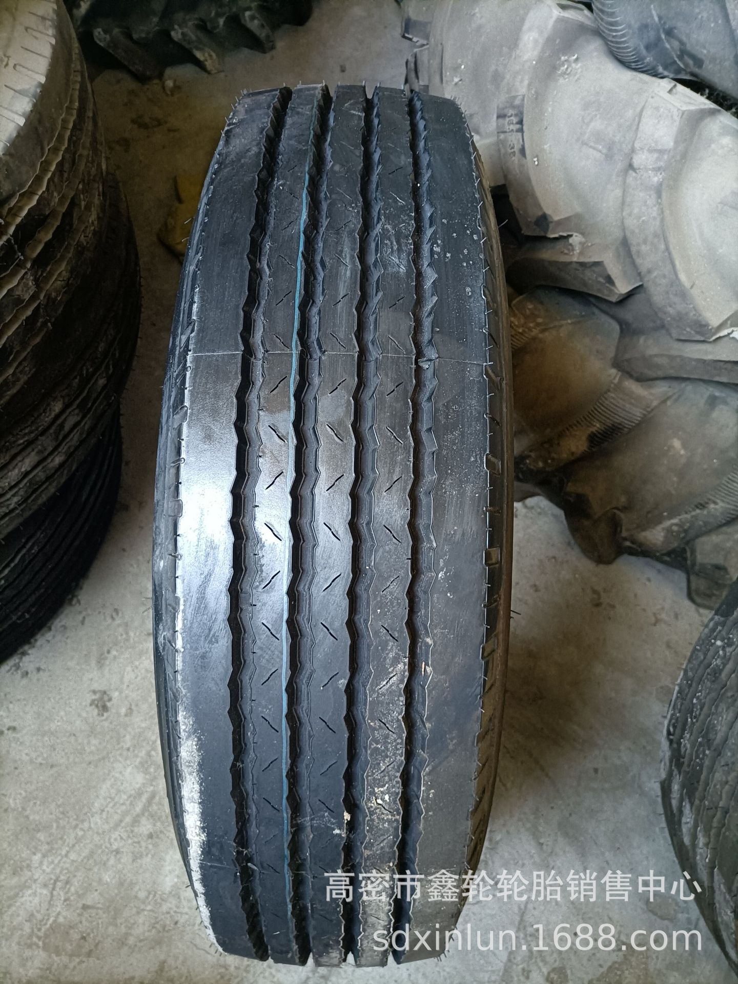 供应7.50R15 8.25R15 10.00R15 载重卡车货车钢丝轮胎
