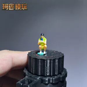 Мини-фигурка 1/64 «Человек в зелёном со смартфоном» для макетов
