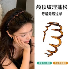 歯付きの髪の波のカチューシャの女性の高い頭の頂は外出します。