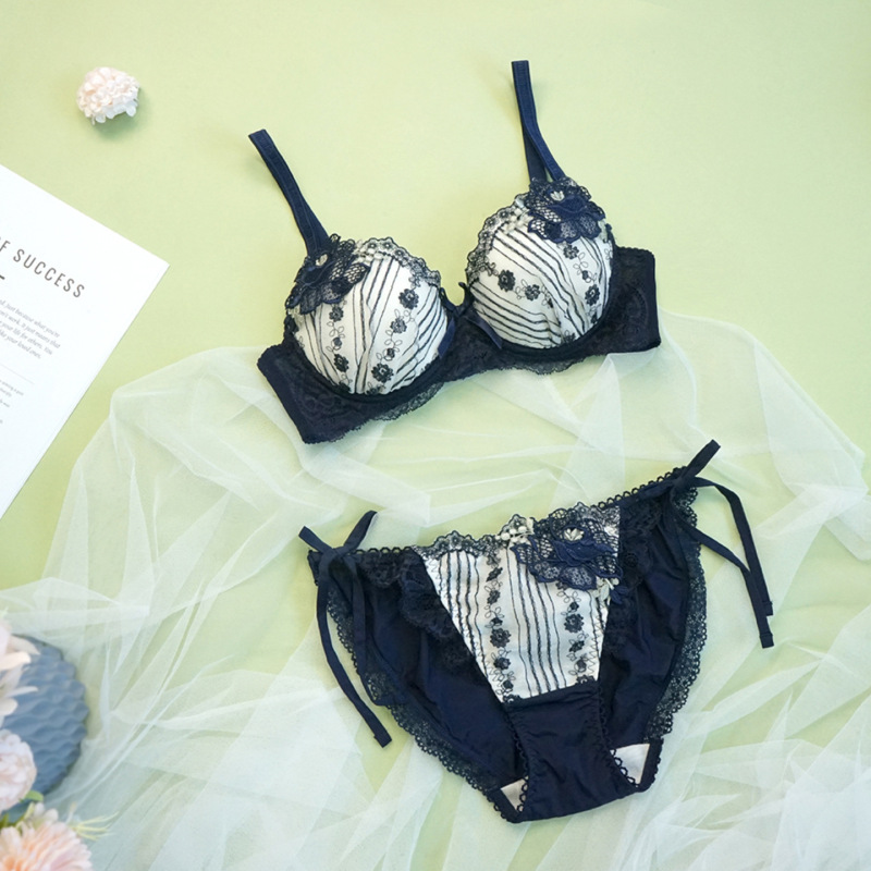European and American Large Size Push-Up Thick Cup Women's Underwear for Big Breasts, Comfortable and Breathable Adjustable Bra Shaping Set to Prevent Sagging