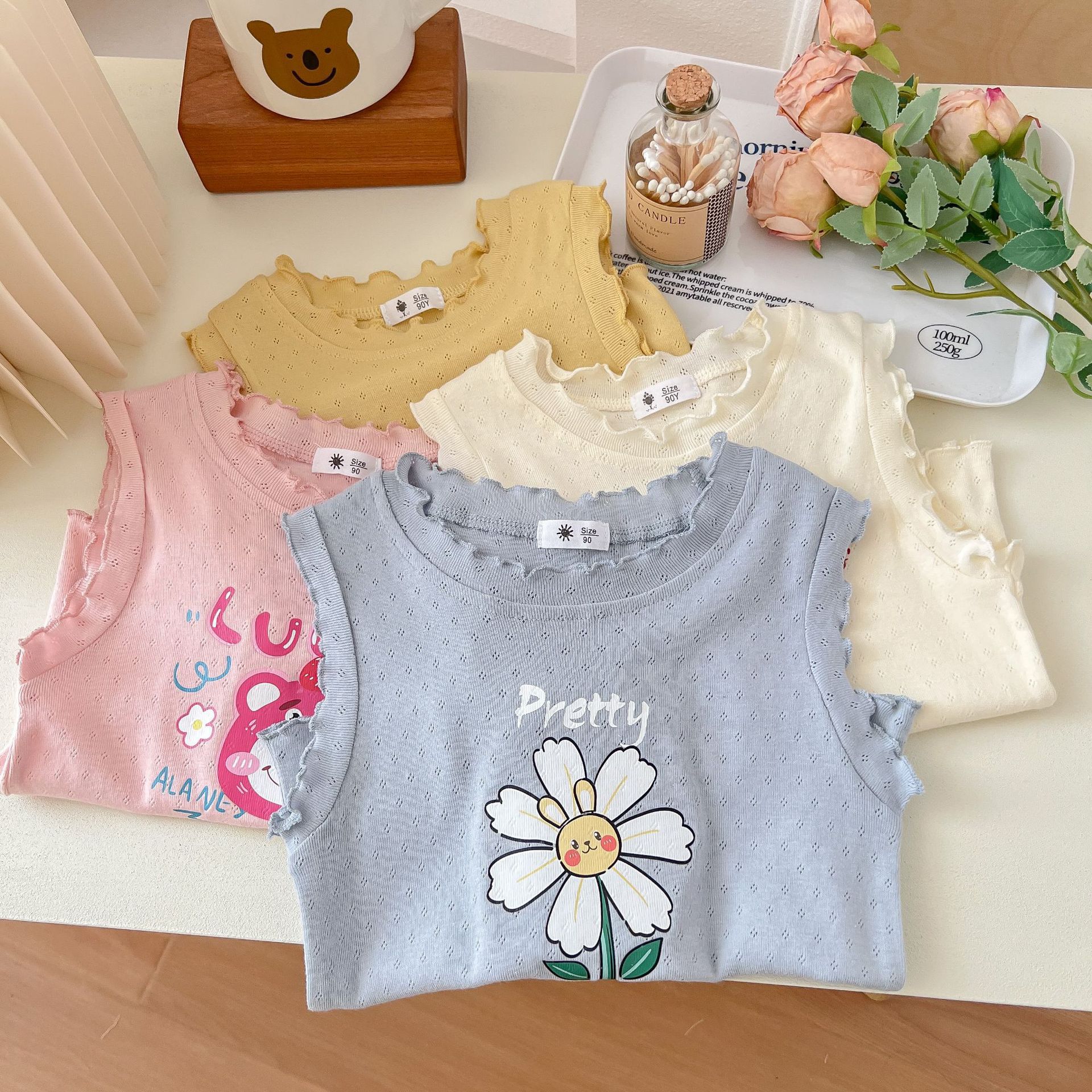 Chaleco de verano para niñas 2026, nuevo estilo moderno con dibujos animados, top para bebés, versión coreana elegante y única, ideal para usar al aire libre en verano.