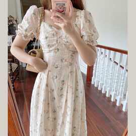 法式复古设计感茶歇裙女2025春夏季新款气质收腰方领碎花连衣裙