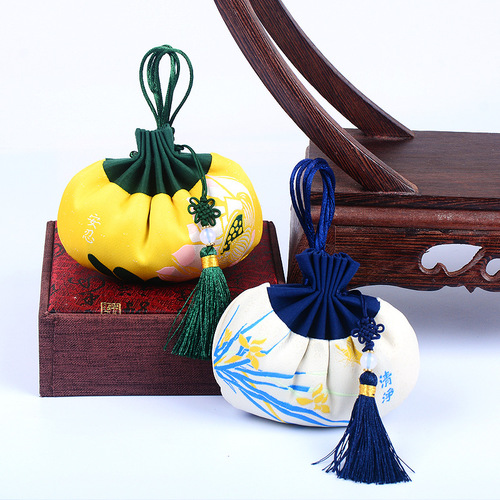 Manufacturer wholesale new lotus sachet pharmacy gift ancient style Hanfu car Chinese knot tassel sachet bag empty bag