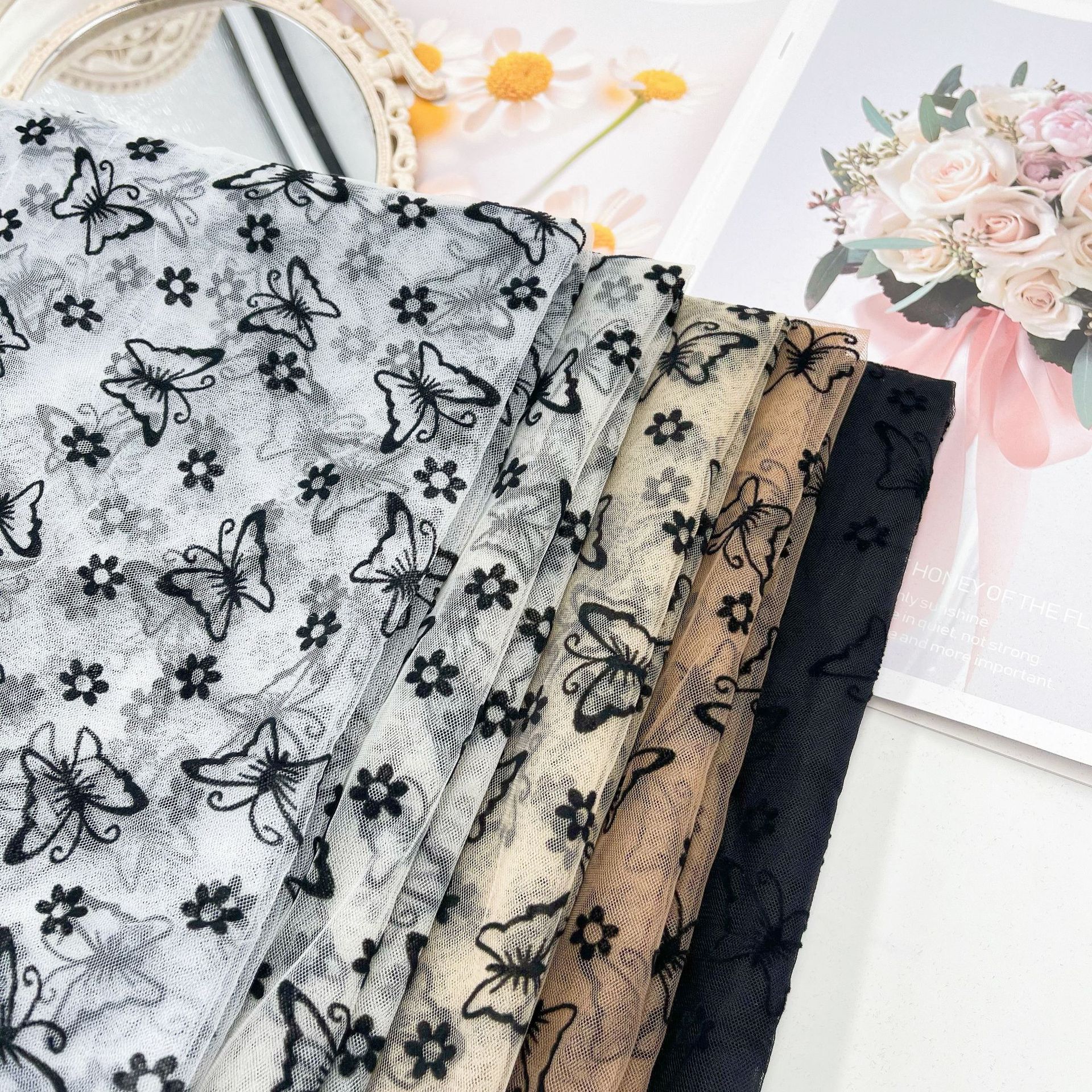 Diamante malla flocado mariposa pequeña flor hilados ropa para niños Hanfu Lolita mantel en stock suministro directo