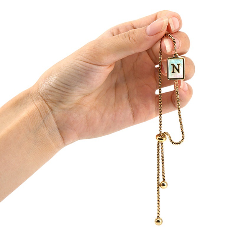 Venta al por mayor de acero de titanio Concha natural 26 letras Lala pulsera femenina transfronteriza de acero inoxidable cuadrado 18K oro pulsera ajustable
