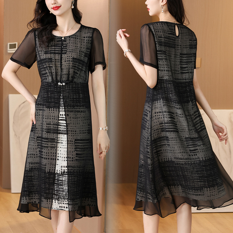 Retro summer dress with a round collar