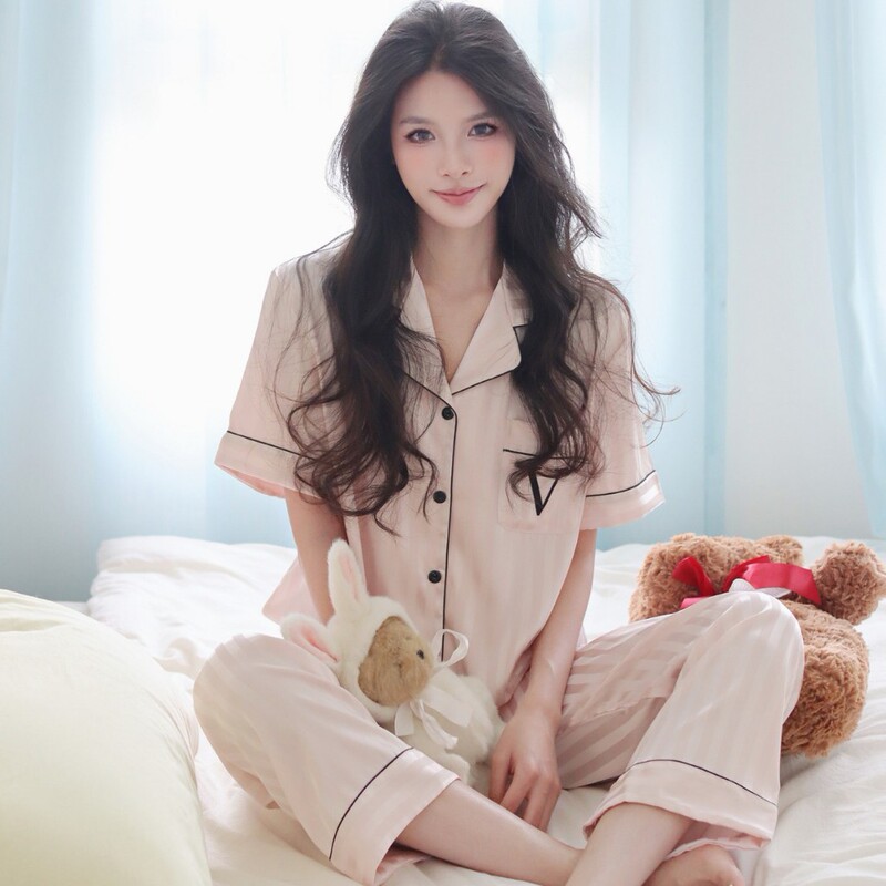 V Family Secret Striped Ice Silk Pajamas for Women, Spring/Summer Short Sleeve Long Pants Set, Thin Homewear, Can Be Worn Outside, New Style V Family Secret Striped Ice Silk Pajamas for Women, Spring/Summer Short Sleeve Long Pants Set, Thin Homewear, Can Be Worn Outside, New Style