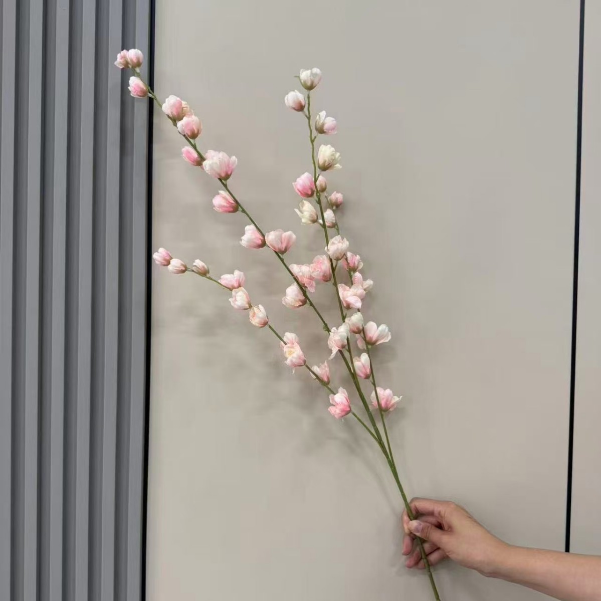 Simulación de 4 ramas altas flores de línea violeta decoración de bodas sala de flores de seda techo alto material floral camino de guía de flores