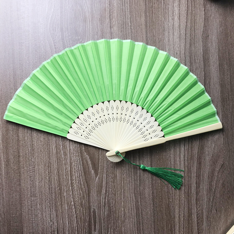 En stock paño llano transfronterizo plegable ventilador de hierro de uñas y borla llanura de la boda plegable ventilador de tela de color caramelo ventilador 15 colores opcionales