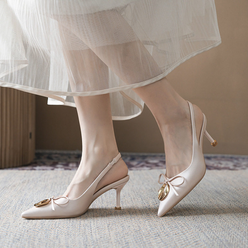 Sandal cao gót nữ mũi nhọn bít mũi đính nơ khóa kim loại, gót 6–8 cm — Màu hồng nhạt, Màu trắng ngà, Màu vàng nhạt