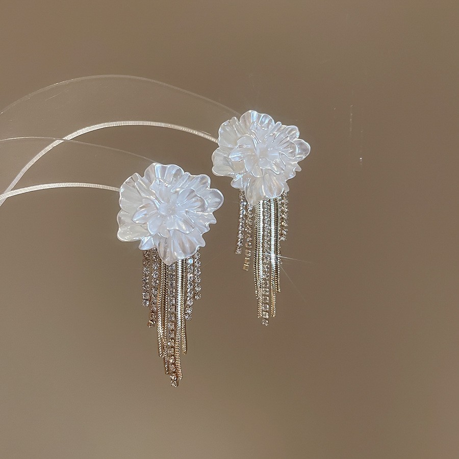 Pendientes de aguja plateados con pétalos de perlas con incrustaciones de diamantes y borlas, pendientes de tuerca de lujo ligeros y de alta gama con un diseño elegante y versátil.