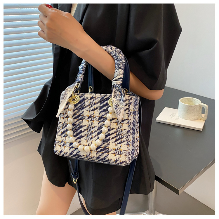 Fashion Plaid Pattern Pearl Chain Cross-body Handbag display picture 8