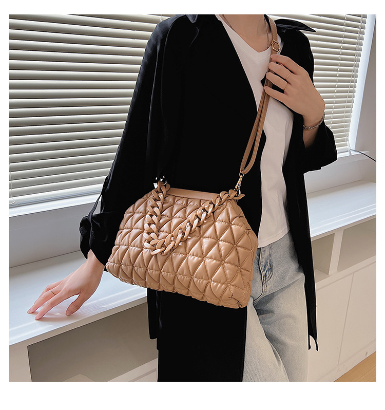 Fashion Solid Color Rhombus Plaid Acrylic Chain Handbag Shoulder Bag 20*29*21cm display picture 4