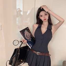 2026女装辣妹v领挂脖条纹连衣裙夏季露背百褶a字短裙子图片色纽扣
