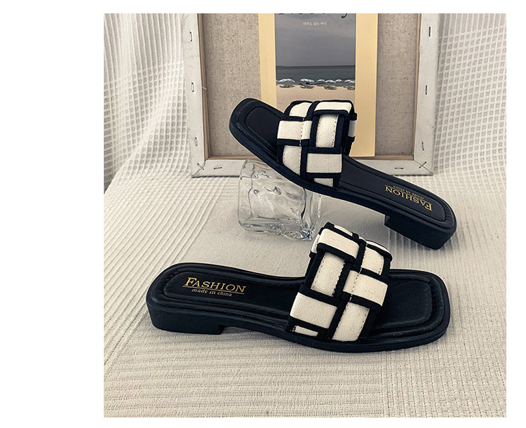 French luxury flat sandals for women to wear in summer, Xiaoxiang Feng 2023, new influencer going out to the beach, flip flops_voghion.com