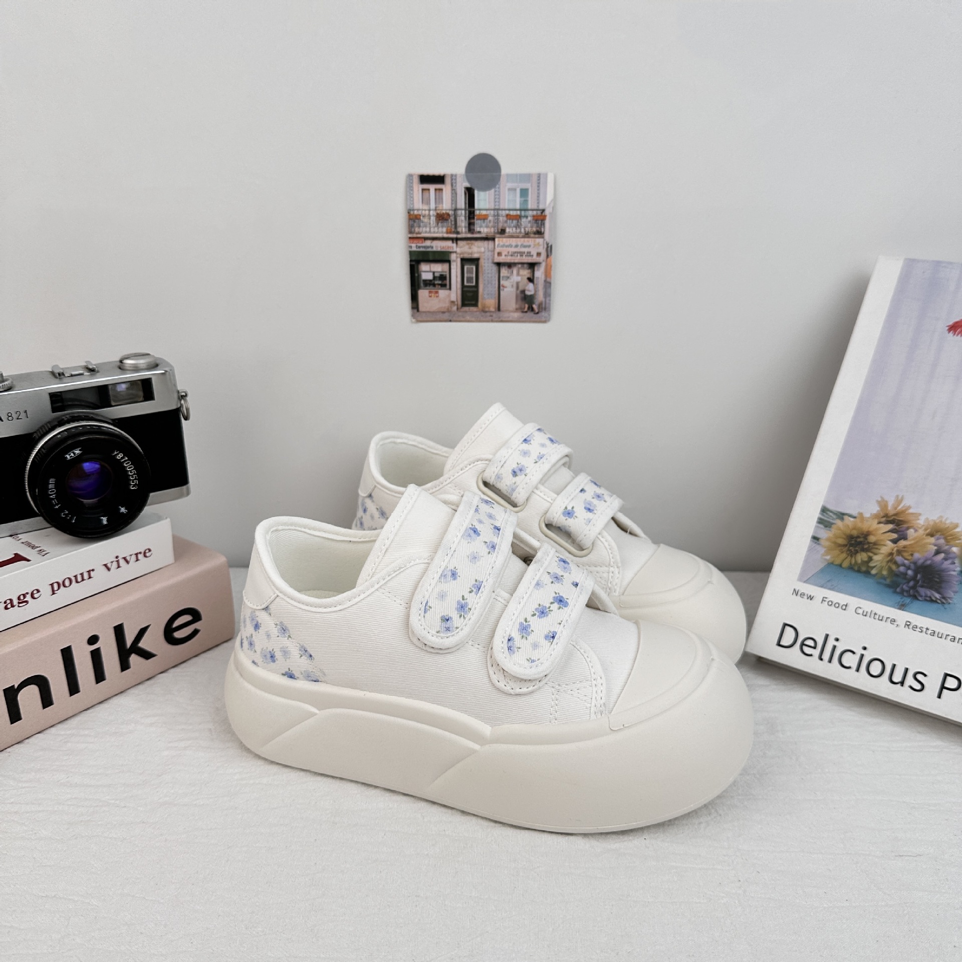 Zapatos de lona de ondas distantes para estudiantes de verano 2025 nuevo velcro con una sola gruesa con una falda zapatos blancos para mujeres