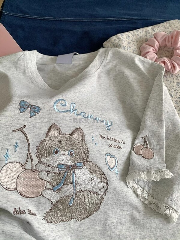 年齢を軽減するかわいい桜猫刺繍半袖Tシャツ女性用2025夏新作ルーズラウンドネックレース万能トップ|undefined