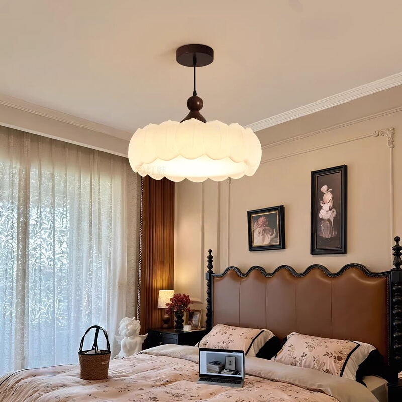 Bedroom chandelier in French cream vintage style for master bedroom, retro study, eye-protecting children's room, new lighting fixture Bedroom chandelier in French cream vintage style for master bedroom, retro study, eye-protecting children's room, new lighting fixture