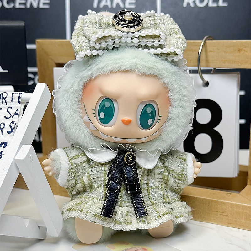 Labubu se sienta en la fiesta, ropa de bebé, caja ciega de primera generación, ropa de bebé Labubu, ropa de tela rabble, cara de vinilo de felpa