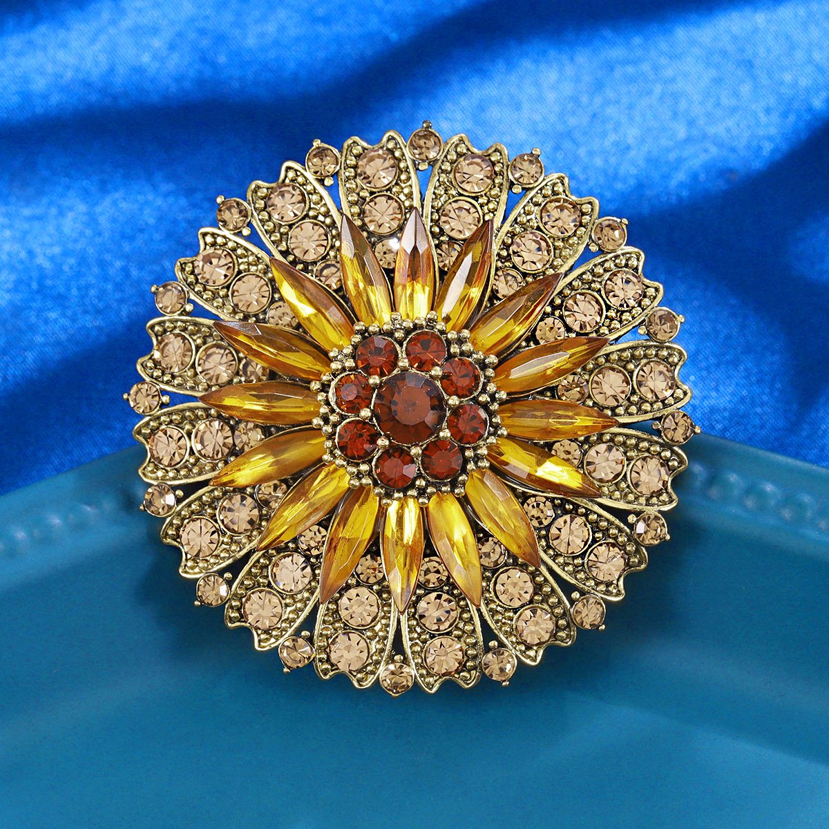 High-end fashionable elegant brooch solar-powered
