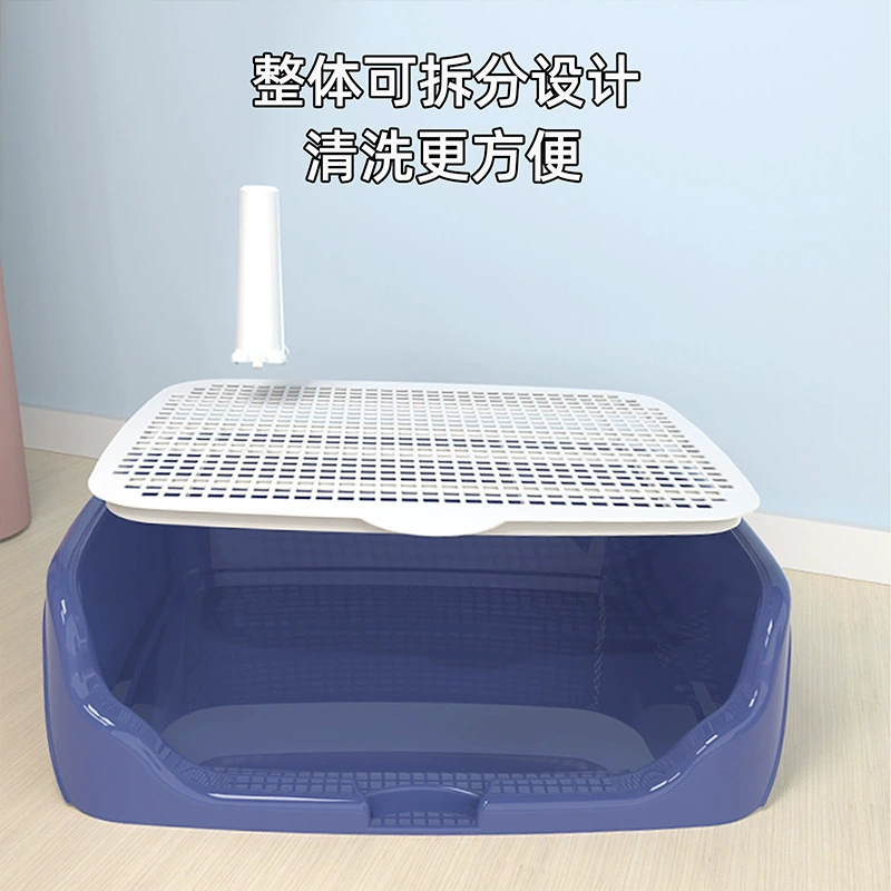 Собачий туалет маленькая собака большая собака большая собака против стегания на дерьме