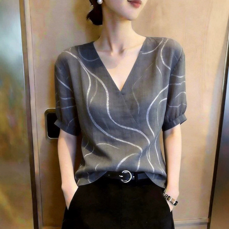 Commuter Style V-Neck Short-Sleeved Top for Women, Gray Slimming Design, Stylish and Elegant Shirt, Super Nice, Fashionable and Unique 2026