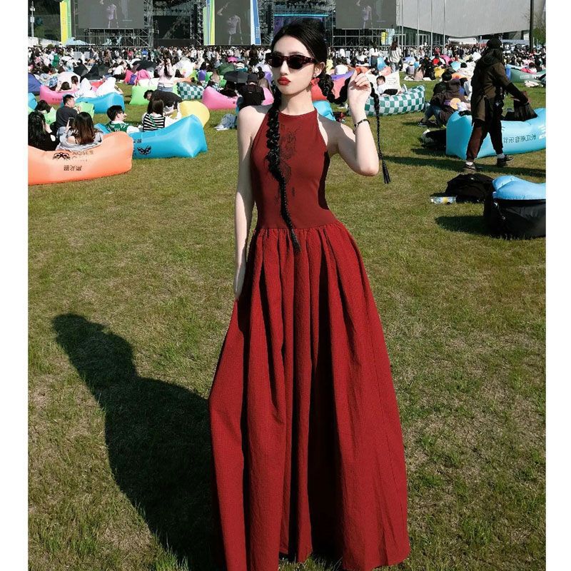 轻熟感咤寂长裙小个子法式复古红色挂脖连衣裙子涤纶露背褶皱