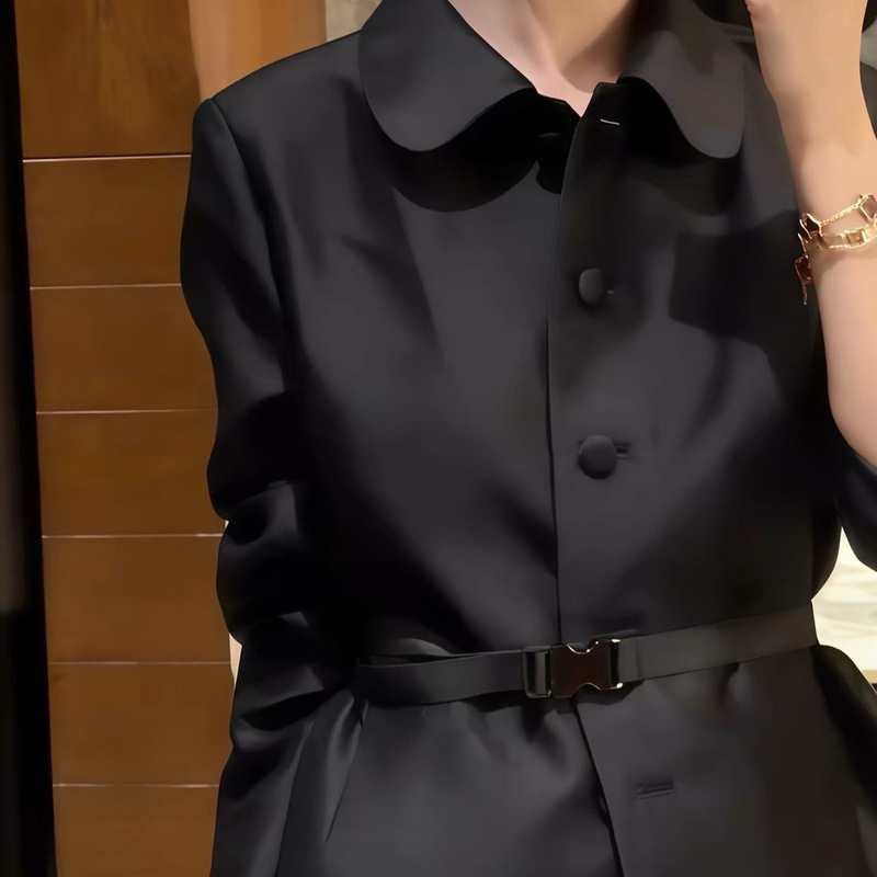 2026 Autumn New Arrivals: Hepburn-style Black Casual Short Blazer for Women with a Collared Design and Fitted Waist 2026 Autumn New Arrivals: Hepburn-style Black Casual Short Blazer for Women with a Collared Design and Fitted Waist