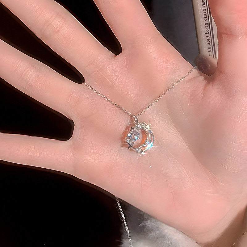 Star Moon Collar Mujer Luz Lujo Verano Diseño Sentido Estrella Estrella Luna Colgante Titanio Acero Dulce Sueño Piedra vidriada Cadena de clavícula