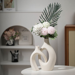 白い陶磁器の花瓶のアップグレード版が大きくなっています。