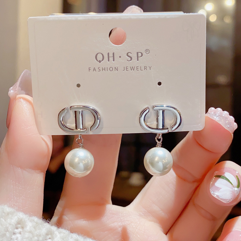 Estilo coreano elegante simple letra de metal aretes de perlas hembra Red personalidad roja Luz de lujo Socialite s925 pendientes de plata hembra